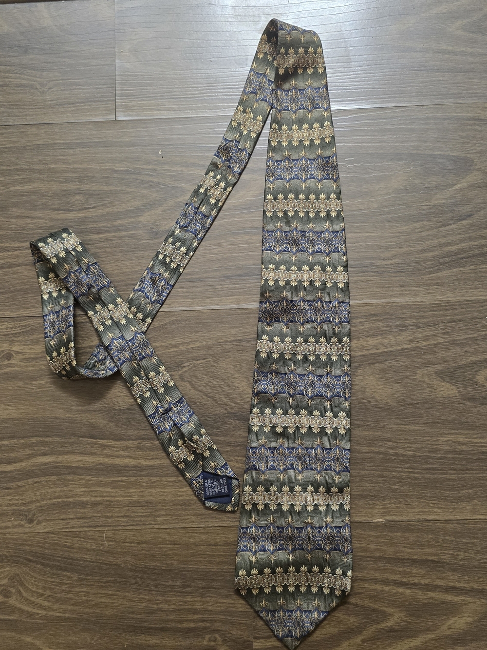 Classic Roundtree & Yorke 100% Silk Patterned Men's Tie in Olive and Blue